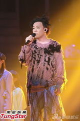 组图：陈奕迅开唱造型似黑山老妖 少说话多唱歌