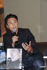 组图：陈坤香港推新书 陈志云现身捧场