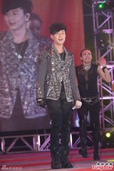 组图：严爵挑战唱跳险破音 林俊杰压轴热舞