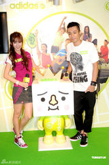 高清图：Angelababy和周柏豪联袂代言运动品牌