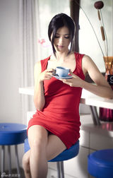 幻灯图：龚蓓苾拍时尚杂志 带来纯真美好微笑