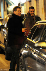 高清图：贝克汉姆与友人聚餐 昔日讨好辣妹招数曝光