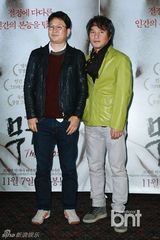 组图：曹在显携手导演全奎焕出席《重量》试映