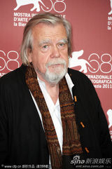 组图：《硬纸盒小镇》记者会 女主角光头造型抢眼