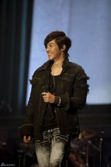 组图：韩星金贤重日本演唱会引2万粉丝捧场