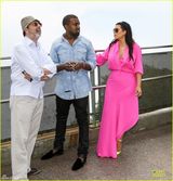 组图：卡戴珊明艳粉裙怀孕见肚 与男友大摆造型