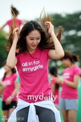 组图：f(x)Krystal参加公益活动秀身姿