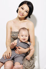 幻灯图：孔维拍摄母亲节写真 携子靓丽出镜