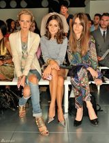 组图：奥利维亚-巴勒莫潮装现身伦敦时装周