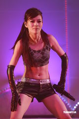 组图：江若琳个唱换多款性感装 与男伴贴身热舞