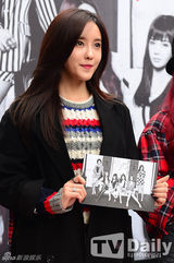 组图：韩团T-ara办签名会 成员着秋装展时尚