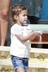 组图：杰西卡-阿尔芭携一双可爱女儿海滩玩耍