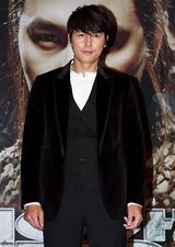 组图：《剑雨》韩国首映 主演郑雨盛帅气亮相