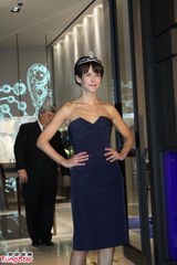 组图：苏菲玛索露排骨胸 嘟嘴搞怪获品牌高层吻手