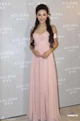 组图：应采儿低胸礼服美丽动人 想为陈小春生男孩