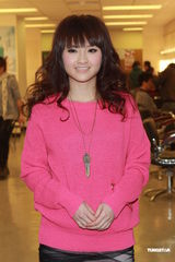 组图：《劲歌金曲》录影 阿娇(钟欣桐)出席郑欣宜落泪