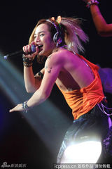 组图：张根硕开唱半裸露点 粉丝着比基尼狂欢