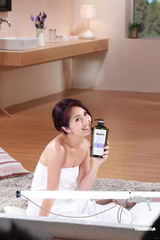 组图：杨千嬅拍沐浴露广告 大露香肩展现招牌笑容