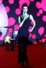 组图：吴秀波张歆艺大秀舞技 台前表演情侣接吻