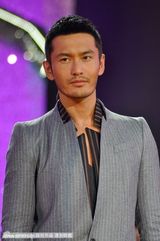 组图：海派春晚录制 黄晓明为“修鞋老爷爷”穿鞋