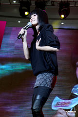 组图：阿Sa皮裤黑衣酷劲十足 献唱一首匆忙赶场吸金