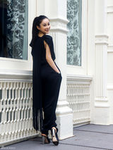 组图：周扬纽约街拍秀黑色连体裤