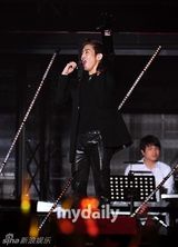 组图：韩国偶像组合神话15周年演唱会