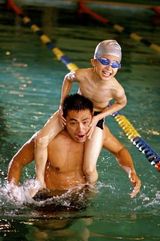 幻灯组图：邵兵新剧与“儿子”泳池戏水展胸肌