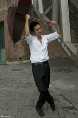 组图：冯绍峰杂志花絮照曝光 搞怪表情魅力十足