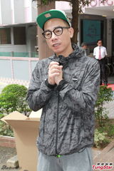 组图：应采儿剖腹诞男婴 谢天华等入院探望