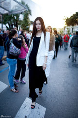 组图：温心米兰教堂前黑白色时尚街拍