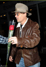 组图：德普陪未婚妻逛书店庆生 送玫瑰表爱意