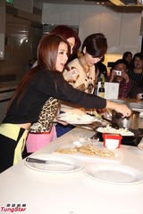 组图：李毓芬郭雪芙互捧拉票 宋米秦献厨艺