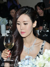 组图：黄奕斑马纹抹胸裙亮相晚宴 笑对不和风波