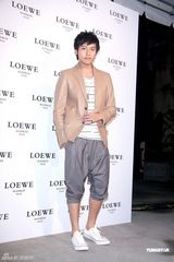 幻灯组图：陈慧琳出席服装发布会 黑色皮装酷劲十足