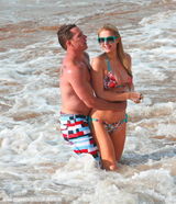 组图：希尔顿与男友鸳鸯浴 海滩戏水被搂蛮腰