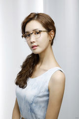 组图：李多海戴眼镜拍广告 展露知性一面