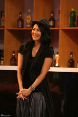 幻灯图：章子怡做客《黄加李泡》 赤脚上阵秀球技