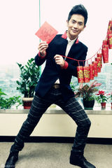 高清组图：张晓龙亲笔写福贺新春祝网友行大运