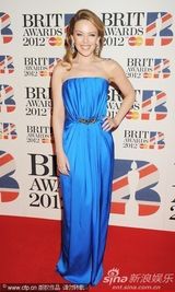 组图：凯莉-米洛蓝色抹胸裙露美背 颁奖拥抱阿黛尔