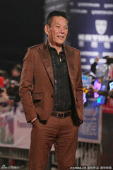 组图：金钟视帝候选人龙劭华棕色西装亮相