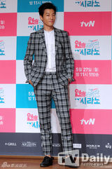 组图：少时秀英宣传《恋爱操作团》豹纹裙霸气