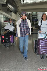 组图：谢霆锋返港休闲范儿 露笑容心情好