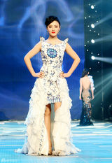 组图：陈廷嘉京城派对穿越青花装性感秀风姿