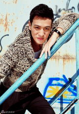 组图：马文龙拍摄户外写真 穿毛衣秀时尚律动