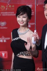 组图：赵雅芝黄锦燊夫妇恩爱亮相电影节红毯