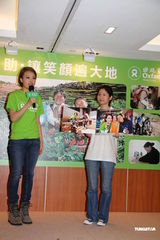 组图：容祖儿分享昆明探访感受 贺好友谢霆锋封帝