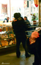 幻灯图集：茱莉和皮特带四个孩子郊游 享用午餐 