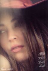 组图：梅根-福克斯登西班牙版《Vogue》玩神秘