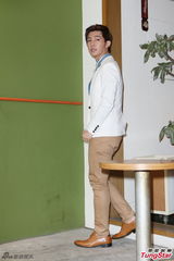 组图：炎亚纶亮相粉丝见面会 衣着帅气抢镜